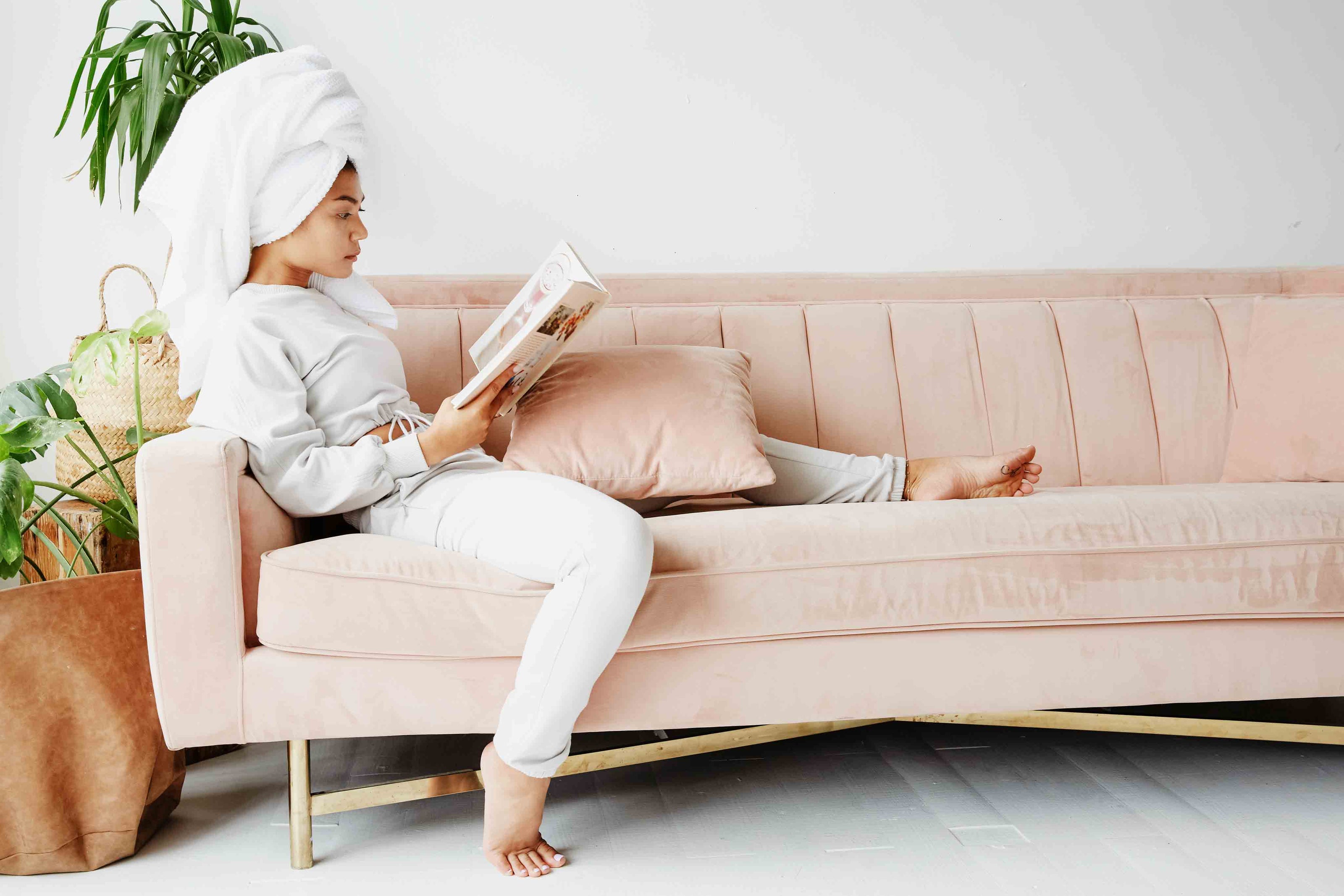 Girl on a couch with kanartic air conditionner